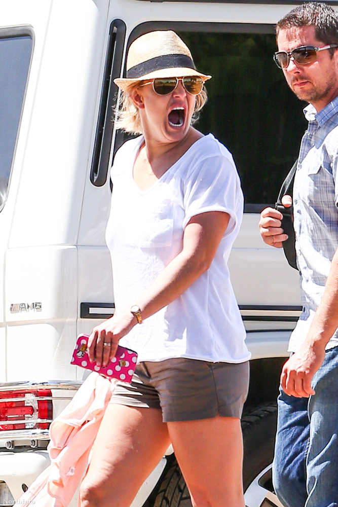Persze erről már nem készóltek fotók, csak a tátott szájú Britney Spearsről