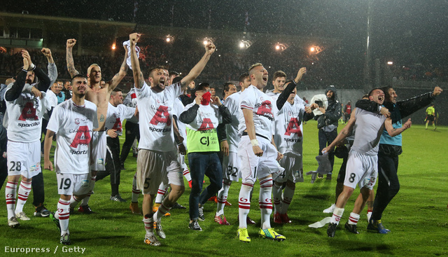 A Carpi csapata ünnepel a Bari elleni meccs után, 2015. április 28-án.