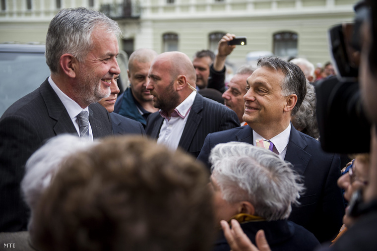 Orbán Viktor és Páva Zsolt Pécs polgármestere a pécsi Széchenyi téren 2015. április 28-án. A miniszterelnök a polgármesterrel kötött megállapodása után jelentette be, hogy napirenden kell tartani a halálbüntetés kérdését.