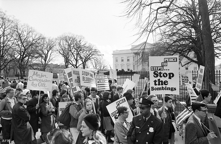 Tüntetők a Fehér Ház előtt