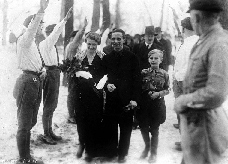 Goebbelsék esküvője, a háttérben Hitler kalapban