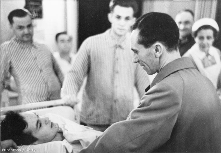 A frontról visszatérkező sebesülteket látogat Goebbels egy berlini kórházban