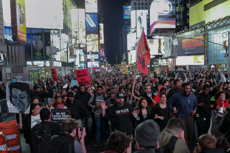 Tüntetők a Times Square-en