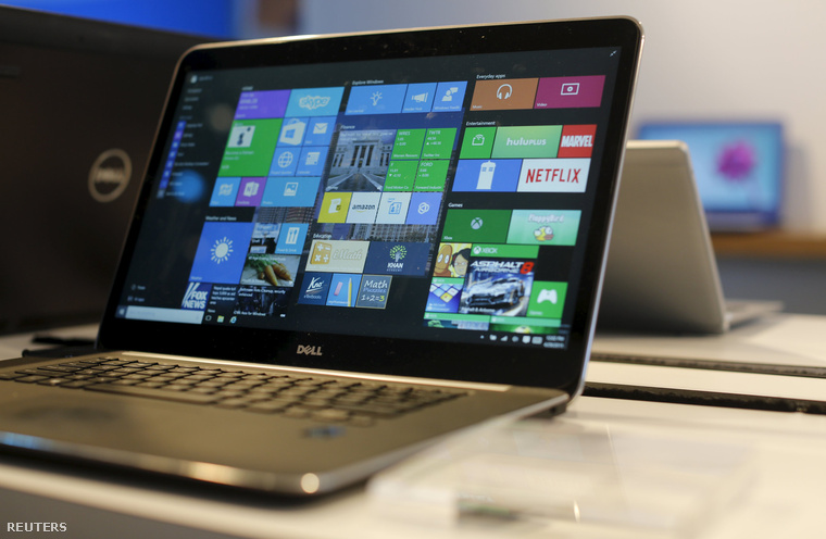 Windows 10-zel szerelt laptop a Microsoft bemutatóján.