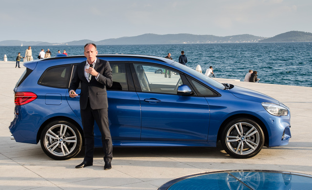 Senkinek ne legyenek kétségei, a BMW-s kolléga egy faék formatervi erényeiről is képes volna fél órában prezentálni