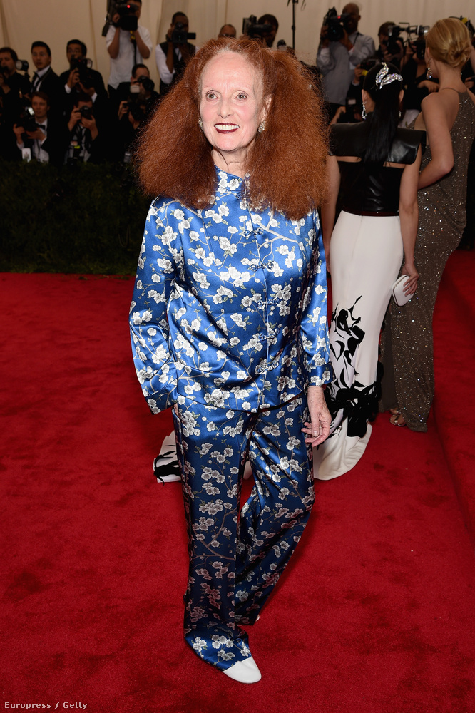 Grace Coddington modell volt, most az amerikai Vogue-ban dolgozik, 74 éves, és ő komolyan vette, hogy kínai ruhában kell a bálra menni, de inkább úgy néz ki, mintha pizsamában kiszabadult volna egy luxuselfekvőből