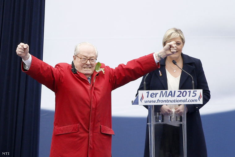 Jean-Marie Le Pen, a francia ellenzéki szélsőjobboldali Nemzeti Front volt elnöke lánya, a párt jelenlegi elnöke, Marine Le Pen előtt a színpadon a párt május 1-ji ünnepségén a párizsi Garnier Opera előtt