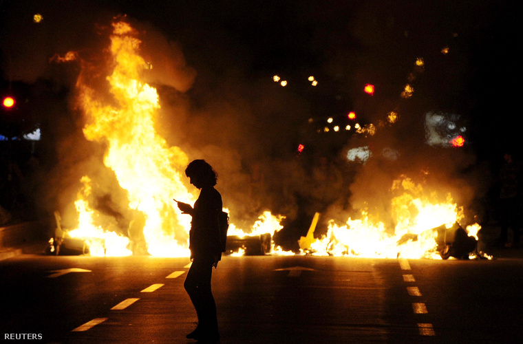 Kedd éjjel autókat gyújtottak fel a tüntetők