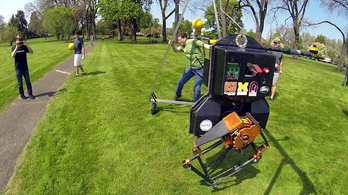 Először sétált parkban kétlábú robot