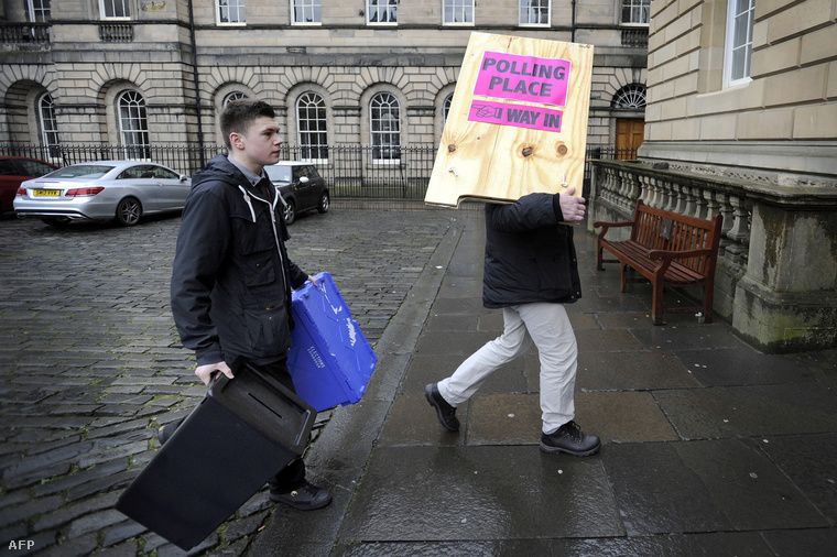 Helyükre kerülnek az urnák az edinburgh-i szavazóhelyiségben a választások előestéjén, 2016. május 6-án.