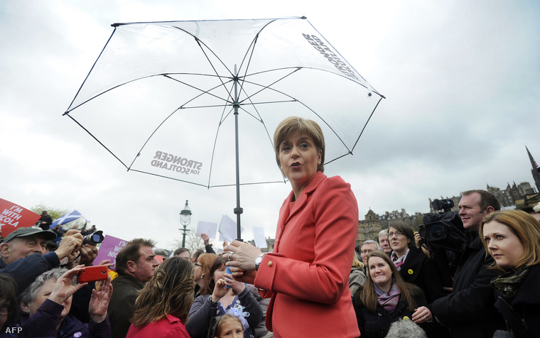 Nicola Sturgeon az SNP vezetője kampánykörútjának edinburgh-i állomásán, 2015. május 6-án.