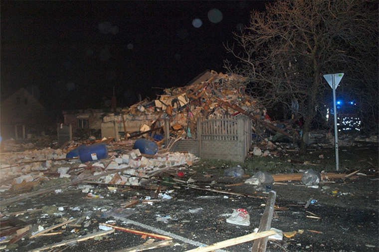 A felrobbant épület 70-80 méteres körzetét törmelékdarabok borították