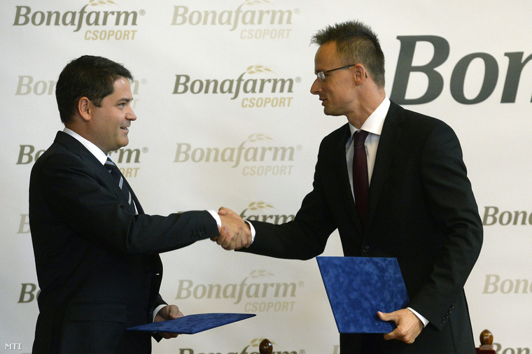 Csányi Attila, a Bonafarm Zrt. vezérigazgatója és Szijjártó Péter stratégiai megállapodást írt alá 2014. augusztus 29-én.