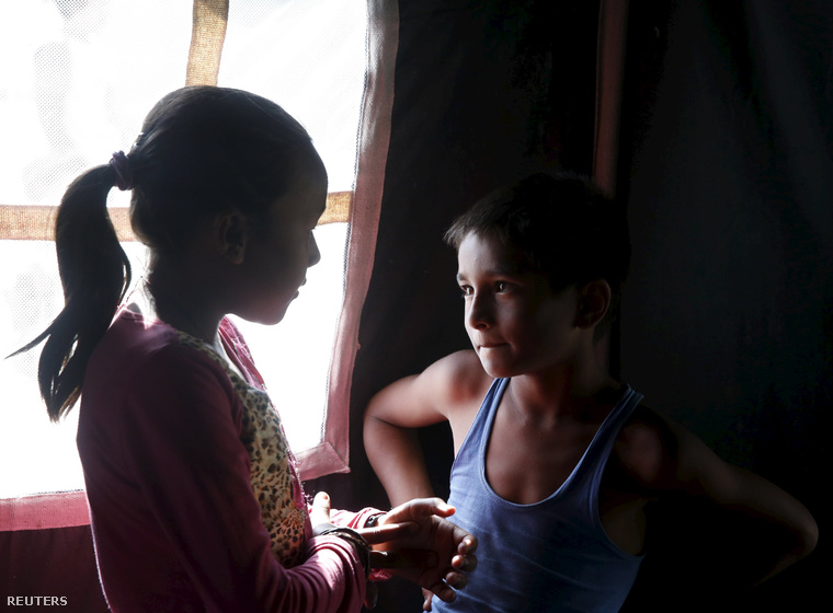 Túlélő gyerekek egy katmandui menekülttáborban