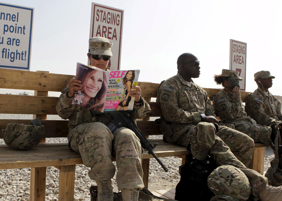 Norma Gonzales, az amerikai hadsereg 46-os zászlóaljának katonája újságot olvas, miközben arra vár, hpgy helikopterrel egy másik amerikai bázisra szállítság Kandahárban, Afganisztánban. Az amerikai hadseregben 1775 óta szolgálnak nők, de eleinte főként a frontvonal mögött ápolóként, mosodásként vagy szakácsként vettek részt a harcokban és 1976-ig még csak katonai akadémiára sem járhattak. Az 1,1 milliós amerikai hadseregnek körülbelül 15,6 százaléka nő, de egészen 2013-ig egyikük sem szolgálhatott aktív pozícióban, vagyis nem lehettek éles helyzetben bevethető katonák. A 2013-as változással 33 ezer új pozíció nyílt meg a nők előtt, de az még mindig kérdéses, hogy valah csatlakozhatnak-e a különleges erőkhöz.
