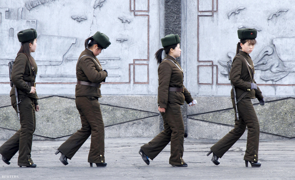 Észak-Koreai katonanők járőröznek a kínai határ közelében, a Yalu folyó mentén.
                        Az észak-koreai vezetés idén tette kötelezővé a 17-20 éves lányoknak a katonai szolgálatot. A férfiakkal szemben, akik 10 év katonai szolgálatot kötelesek teljesíteni a nőknek csak legfeljebb 23 éves korukig kell szolgálniuk. A nők eddig csak önkéntesként csatlakozhattak hadsereghez,  de a magas csecsemőhalandóság és az alacsony termékenység egyre kevesebb férfi utánpótlás érkezett a hadseregbe, azért a vezetőség változtatott a toborzási szokásokon. Az új szabálynak sokan nem örülnek, mert az észak-korai családokban sokszor a nők a legfontosabb kenyérkeresők.
                        