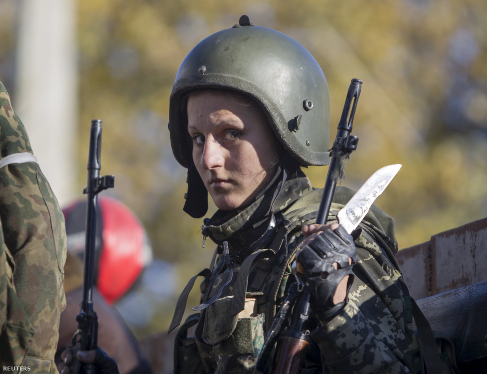 Egy Oroszország-párti lázadó áll egy teherautó tetején a Szergej Prokofjev nemzetközi repülőtérért vívott harc közben Donyeckben.  A kelet-ukrajnai konfliktusban mindkét oldalhoz sok nő csatlakozott a harcok kitörése után, bár pontos adatok nincsenek a női harcosok számáról.  A lázadók parancsnokai eleinte nem akarták felvenni a női önkénteseket, de egyikük a Reutersnek később azt nyilatkozta, hogy nem bánta meg az engedékenységét. “Most már jobban megbízok bennük, mint a férfiakban. A nők nem isznak, és néha aggasztó, hogy a férfiak milyen állapotba kerülnek, amikor kikapcsolódnak egy-egy akció után”.  Az oroszpárti női harcosok a legnagyobb nemzetközi médiafigyelmet akkor kapták, amikor idén márciusban, a Nőnap alkalmából szépségvesenyt rendeztek számukra Donyeckben.