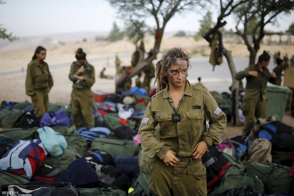 Az izraeli Caracal zászlóalj egy tagja áll a zászlóalj hátizsákjai mellett egy 20 kilométeres menetelés után az izraeli Negev sivatagban.  Az izraeli hadseregben a kezdtektől szolgáltak nők. Az 1948-as függetlenségi háborúban és az 1956-os “Kadesh Hadműveletben” a gyalogságban és légierőben is voltak női katonák, ám ez utóbbi hadosztály később már nem engedélyezte a felvételt nőknek, majd lassan minden fronton bevethető pozícióból kitiltották őket.  Ezt a diszkriminációt egy 1994-es legfelsőbb bírósági ítélet változtatta meg, és 2001-ben avatták fel az első női vadászpilótát. A legtöbb aktív pozícíóban azonban az ítélet ellenére sem  szolgálhattak nők egészen 2000-ig, részben azért, mert a kiképzéseken illetve a függetlenségi háborúban kiderült, a férfiak teljesen szétesnek agyban a sebesült nők látványától, aggresszívak és kontrollálhatatlanok lesznek, ami pedig a akciók sikerét is veszélyezteti. Jelenleg a hadsereg pozícióinak 88-92 százaléka nyitott a nők számára, de csak a pozíciók 69 százalékában szolgálnak nők is.