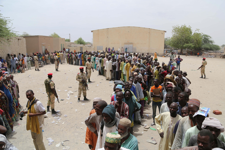 A Boko Haram támadásai elől menekülő nigériaiak várakoznak egy katonai táborban.