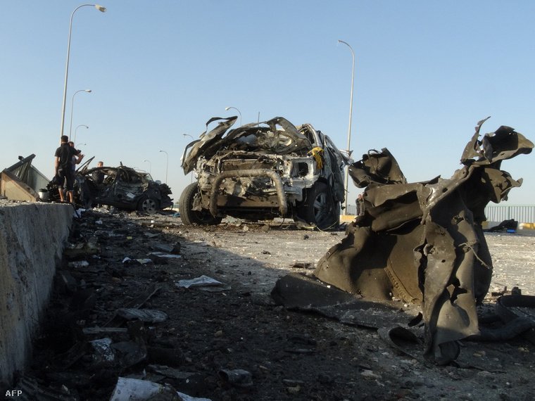 Az iraki biztonsági erők egy öngyilkos merénylet maradványait vizsgálják Anbar tartományban