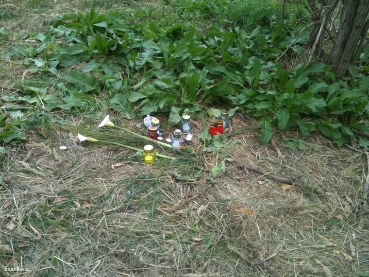 Virágok a soroksári gyilkosság helyszínén