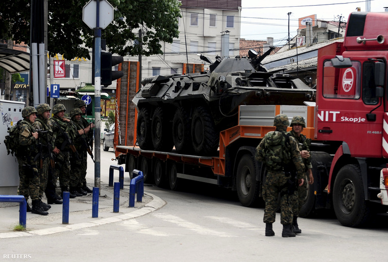 Sérült rendőrségi páncélozott járművet visznek el Kumanovóból