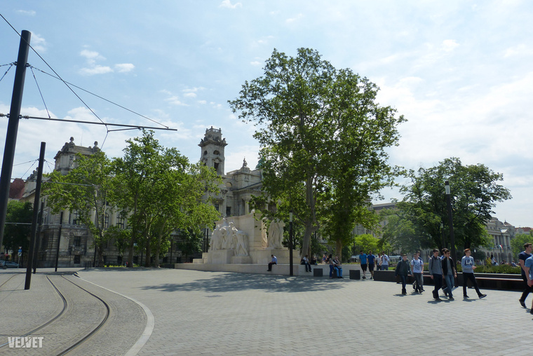 A felújítás-átalakítás óta annyira kevés fa van a Kossuth téren - konkrétan nagyjából annyi, amennyi a képen látható -, hogy amikor olyan napsütéses, nyári idő van, mint ma, a turisták kábán vánszorognak a verőfényben