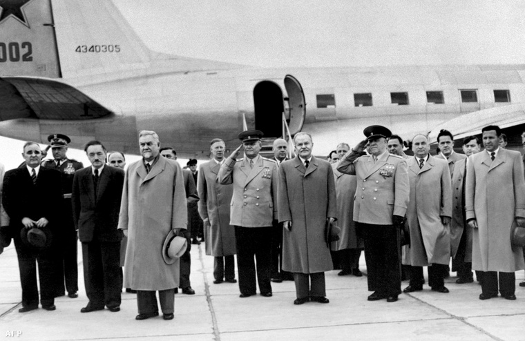 
                        A szovjet delegáció megérkezett a varsói reptérre 1955. május 13-án, hogy másnap aláírja a Varsói Szerződést. A képen Gheorghe Gheorghiu-Dej, a Román Kommunista Párt első titkára, Bolesław Bierut, a Lengyel Népköztársaság elnöke, Nyikolaj Bulganyin, a SZU Minisztertanácsának elnöke (kalappal), Ivan Konyev, a SZU marsallja (tiszteleg), Molotov, a SZU külügyminisztere és Georgíj Zsukov, a Vörös Hadsereg vezérkari főnöke.