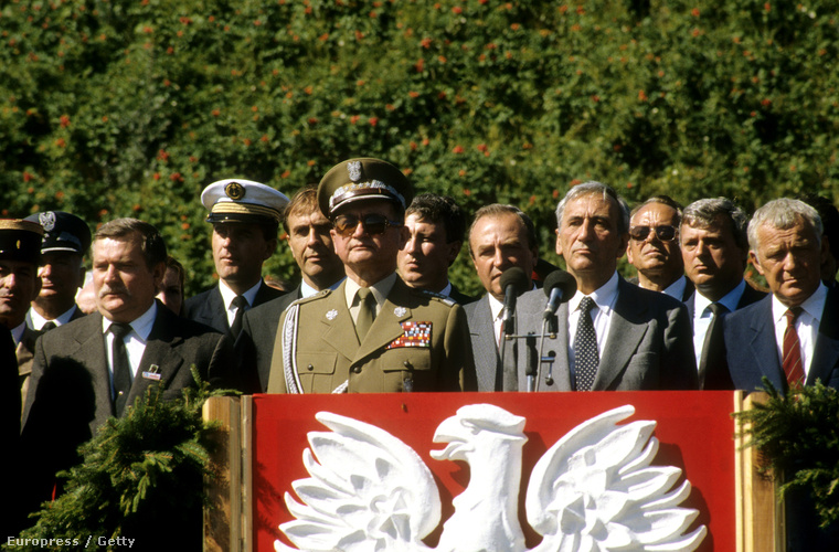 Ceausescu a Varsói Szerződés értelmében Varsó lerohanásával fenyegetőzött, miután Lengyelországban a Szolidaritás alakíthatott kormányt. 