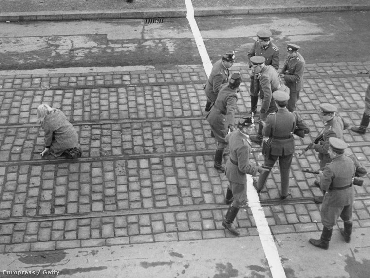 Kelet és nyugat-berlini rendőrök néznek farkasszemet 1955-ben