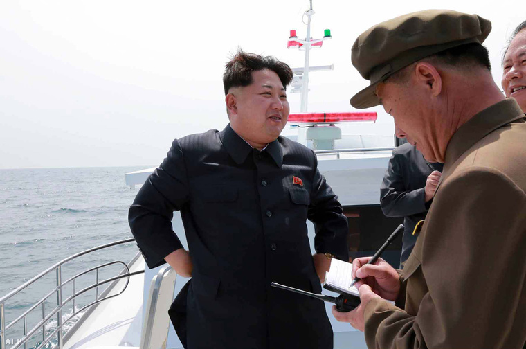A tesztelést Kim Dzsongun személyesen felügyelte egy hajóról.