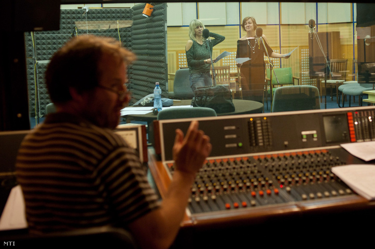 Péterfy Bori, Rogyák Mari és Fullajtár Andrea az Időfutár című hangjátéksorozat második évadának felvételén a Magyar Rádió 13-as stúdiójában 2012. szeptember 27-én.