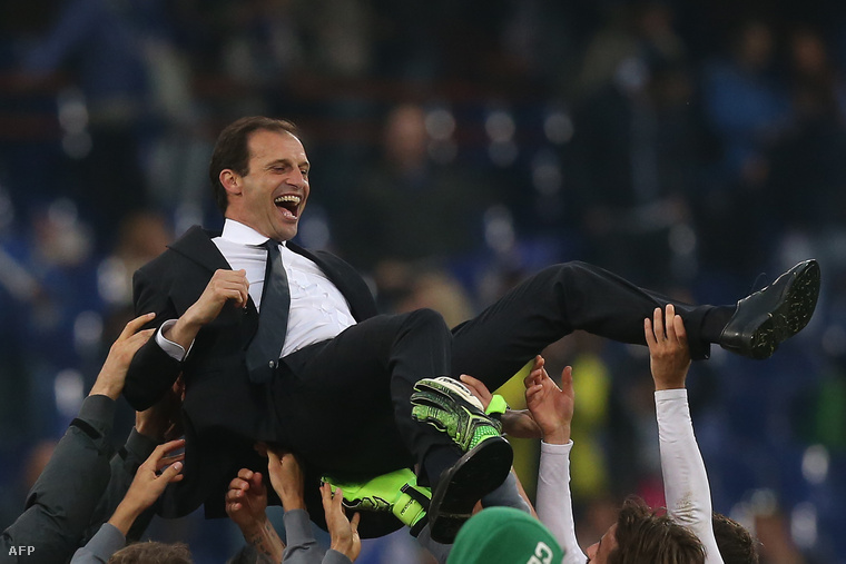 Massimilliano Allegri edzőt ünnepli csapat a Sampdoria elleni meccs után, 2015. május 2-án.