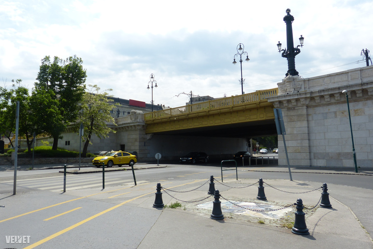 A Margit híd pesti hídfőjénél járunk, ahová húsz éve műalkotást helyeztek el.