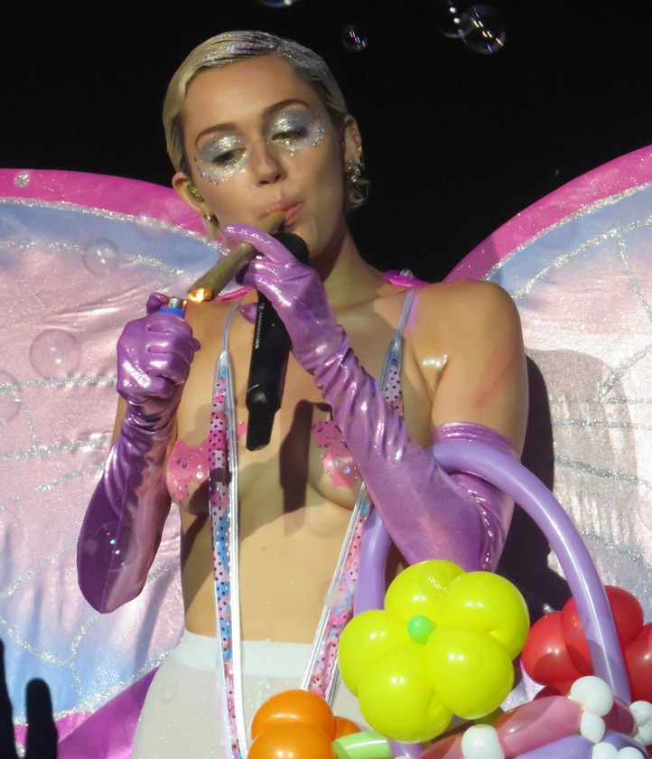 Miley Cyrus pedig beszívott, pillangónak öltözött, és elénekelte minden idők legnagyobb ribanchimnuszát.