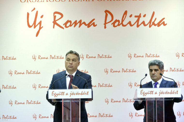 Orbán Viktor miniszterelnök (b) és Farkas Flórián az Országos Roma Önkormányzat (ORÖ) elnöke sajtótájékoztatót tart az ORÖ budapesti székházában 2014. október 9-én.