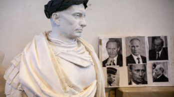 Putyin Julius Caesart idéző, megalomán szobrot kapott a kozákoktól