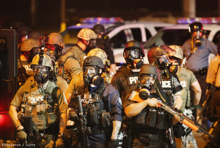 Fegyveres rendőrök és Nemzeti Gárda tagjai Fergusonban
