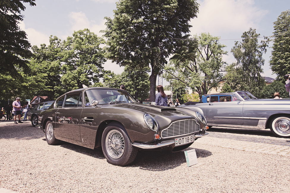 James Bond autója - mondta mindenki. Ám a filmben az Aston Martin DB5 (sőt, egész pontosan egy később DB5-té átnevezett DB4 Vantage prototípus) szerepelt, ez viszont itt már a következő generáció, a Kamm-seggű, fecskefarok-kezdeményeit is elvesztő DB6. Annak is a második generációja, amelyet 1969-ben dobtak piacra - ebből az évből származik a kiállított példány is. 