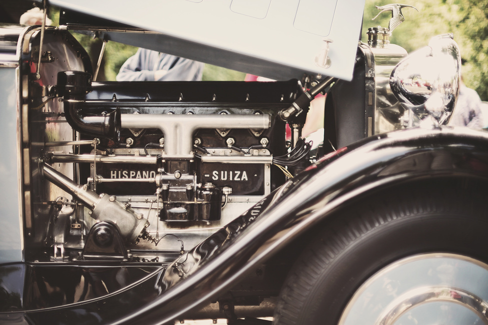 A Hispano-Suiza hatalmas karosszériájának mozgatásáról 6,6 literes, sorhatos motor gondoskodik, amelyet a repülőmérnök Marc Birkigt tervezett, hosszában megfelezve a szintén általa fejlesztett V12-es repülőmotort. 