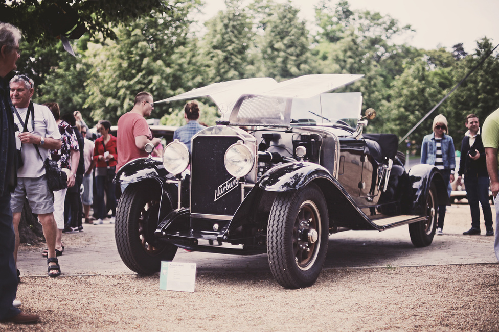 A W 08-as kóddal jelölt, Nürburg keresztnévvel ellátott Mercedes-Benz, a Daimler-Benz leghosszabb ideig piacon lévő autója volt a 20-as, 30-as években, hiszen különböző modellváltozatait több, mint 10 évig gyártották. Létrejöttének oka a konkurenciaharc, a Horch akkori vezető modelljét kellett túlszárnyalnia. A feladattal Ferdinand Porschét bízták meg, s a 08-as sikeres is lett. Jelen példány 1931-ben készült, 100 lóerős, soros nyolchengeres motorral szerelték. 