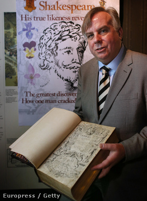Mark Griffith történész-botanikus a (kutatásai alapján) Shakespearet ábrázoló  1597-es kiadású kötettel