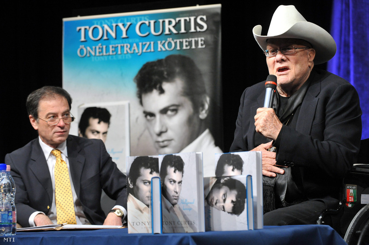 Simonyi és Tony Curtis 2009-ben