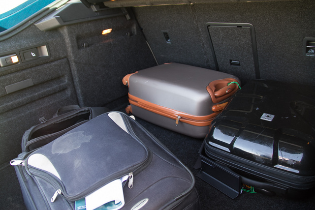 Három, sztenderd méretű kézipoggyász-kofferen csak röhög a markába: a 625 literes csomagtér, kombinálva az ötajtós bódéval igazi áldás