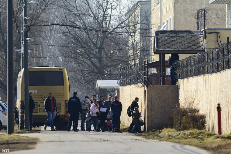 Menekültek szállnak le egy autóbuszról a Bevándorlási és Állampolgársági Hivatal debreceni befogadó állomásán 2015. február 13-án.