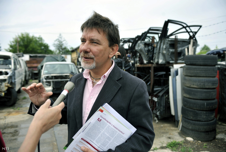 Gruber Attila sajtótájékoztatót tart egy budapesti autóbontóban 2011. június 10-én