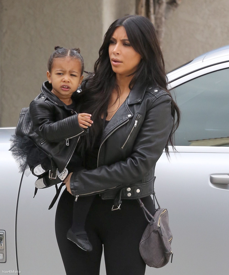 Kim Kardashian most épp elfoglalt anyuka, aki balettórára viszi a csemetét.