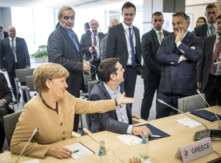 A Miniszterelnöki Sajtóiroda által közreadott képen Orbán Viktor miniszterelnök (az asztalnál j) balról Angela Merkel német kancellár és Alekszisz Ciprasz görög kormányfő (k) az Európai Unió keleti partnerségi csúcstalálkozóján Rigában a Nemzeti Könyvtár épületében.