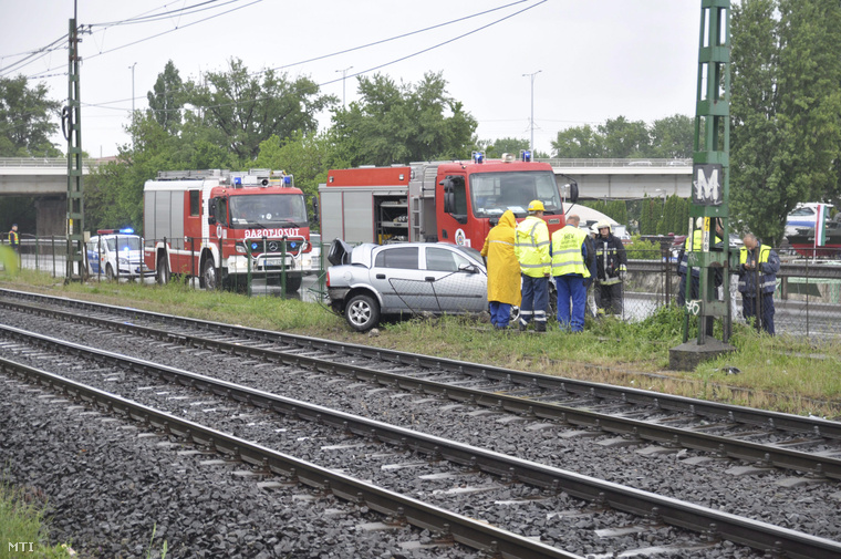 Összetört személygépkocsi az Árpád fejedelem útján miután a jármű megcsúszott és az útról letérve átszakította a HÉV kerítését