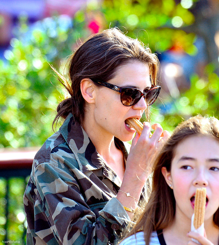Katie Holmes és lánya, Suri Cruise Disneylandben ették a churrost együtt